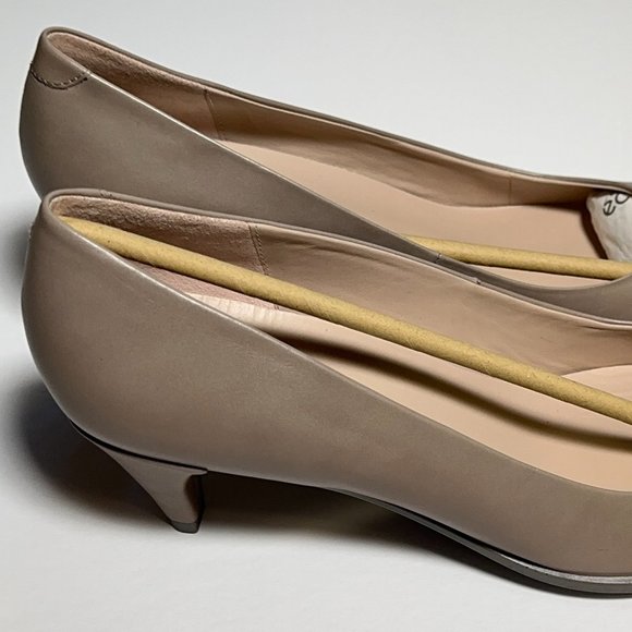ECCO Women's Pump Size 10-10.5, 41EU. Beige Shape 45 Pointy Sleek New - Picture 5 of 12